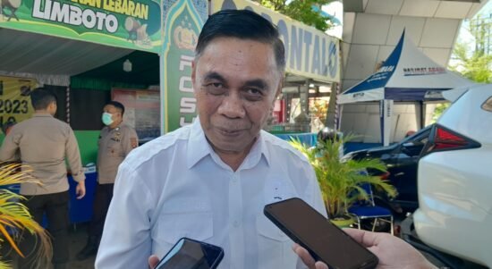 Ketua Komisi I DPRD Provinsi Gorontalo, AW Thalib saat melakukan kunjungan kerja di pos pelayanan lebaran Idul Fitri