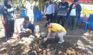 Bupati Gorontalo Utara Thariq Modanggu saat meletakan batu pertama pembangunan Shalter dan WC di Bukit Ceria