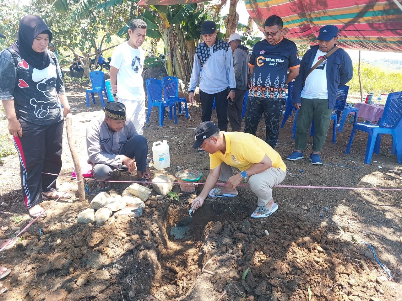 Bupati Gorontalo Utara Thariq Modanggu saat meletakan batu pertama pembangunan Shalter dan WC di Bukit Ceria
