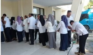 ASN Dinas Kominfotik Provinsi Gorontalo saling berjabatan tangan dan bermaaf-maafan usai apel perdana pasca cuti bersama Idulfitri