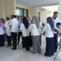 ASN Dinas Kominfotik Provinsi Gorontalo saling berjabatan tangan dan bermaaf-maafan usai apel perdana pasca cuti bersama Idulfitri