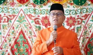 Bupati Gorontalo Utara Thariq Modanggu saat menghadiri perayaan ketupat di Masjid Al-Muqrrobin Desa Tombulilato
