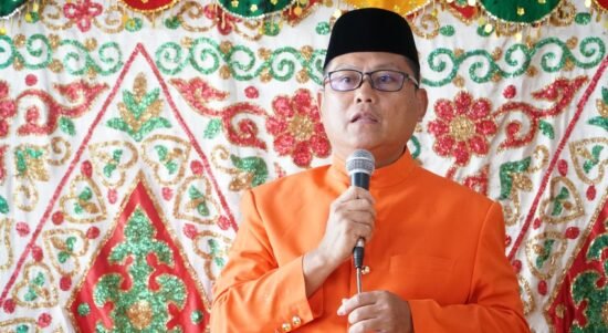 Bupati Gorontalo Utara Thariq Modanggu saat menghadiri perayaan ketupat di Masjid Al-Muqrrobin Desa Tombulilato
