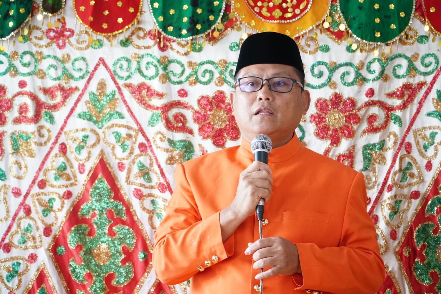 Bupati Gorontalo Utara Thariq Modanggu saat menghadiri perayaan ketupat di Masjid Al-Muqrrobin Desa Tombulilato