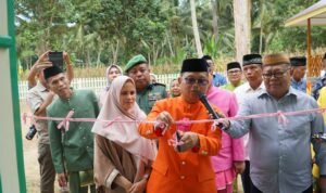 Bupati Gorontalo Utara Thariq Modanggu saat meresmikan Madrasah Diniyah Khairul Wafa Gorontalo Utara