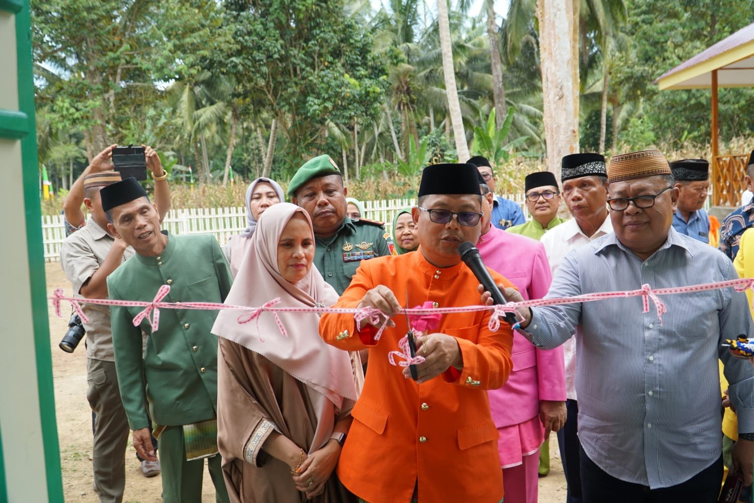 Bupati Gorontalo Utara Thariq Modanggu saat meresmikan Madrasah Diniyah Khairul Wafa Gorontalo Utara