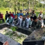 Bupati Gorontalo Utara Thariq Modanggu saat melakukan ziarah ke makam Almarhum Idra Yasin