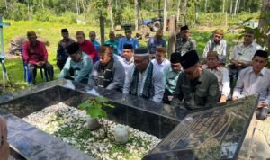 Bupati Gorontalo Utara Thariq Modanggu saat melakukan ziarah ke makam Almarhum Idra Yasin