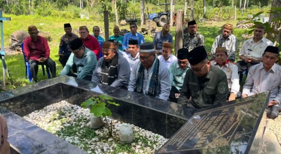 Bupati Gorontalo Utara Thariq Modanggu saat melakukan ziarah ke makam Almarhum Idra Yasin