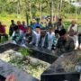 Bupati Gorontalo Utara Thariq Modanggu saat melakukan ziarah ke makam Almarhum Idra Yasin