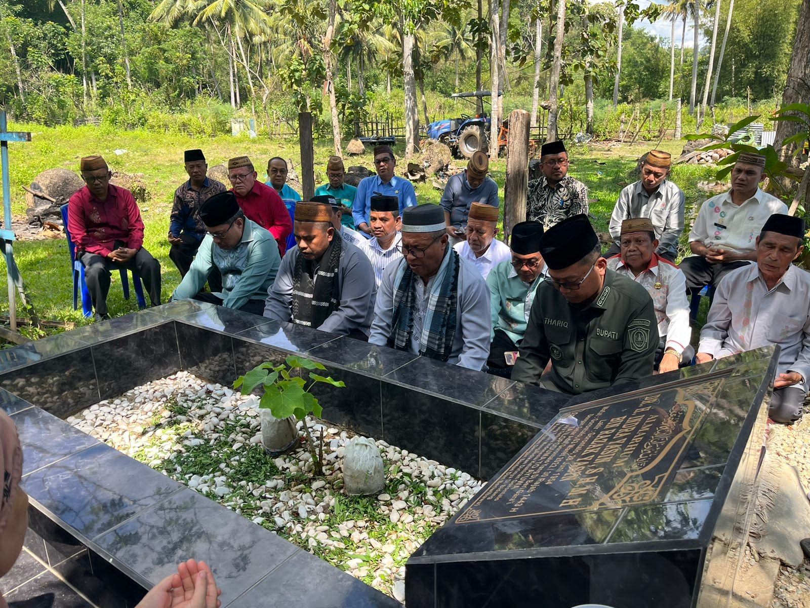Bupati Gorontalo Utara Thariq Modanggu saat melakukan ziarah ke makam Almarhum Idra Yasin