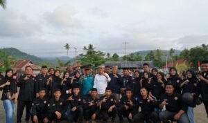 Bupati Gorontalo Utara Thariq Modanggu bersama karang taruna Desa Tolitejaya