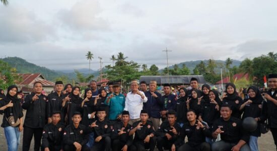 Bupati Gorontalo Utara Thariq Modanggu bersama karang taruna Desa Tolitejaya
