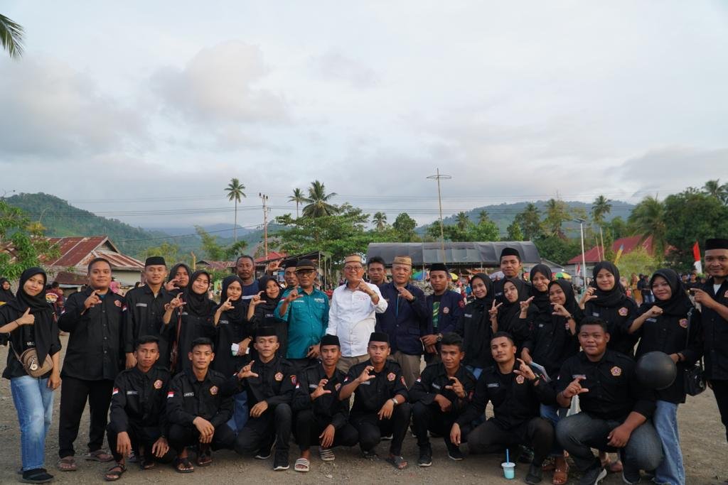 Bupati Gorontalo Utara Thariq Modanggu bersama karang taruna Desa Tolitejaya