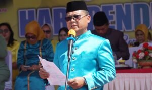 Bupati Thariq Modanggu saat memimpin upacara Hari Pendidikan Nasional (Foto:Humas)