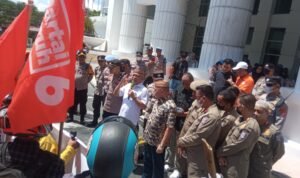 Pengawalan Satpol PP di Hari Buruh
