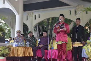 Sekda Boalemo Sherman Moridu saat membacakan sambutan Menteri Pendidikan,kebudayaan,Riset dan Teknologi