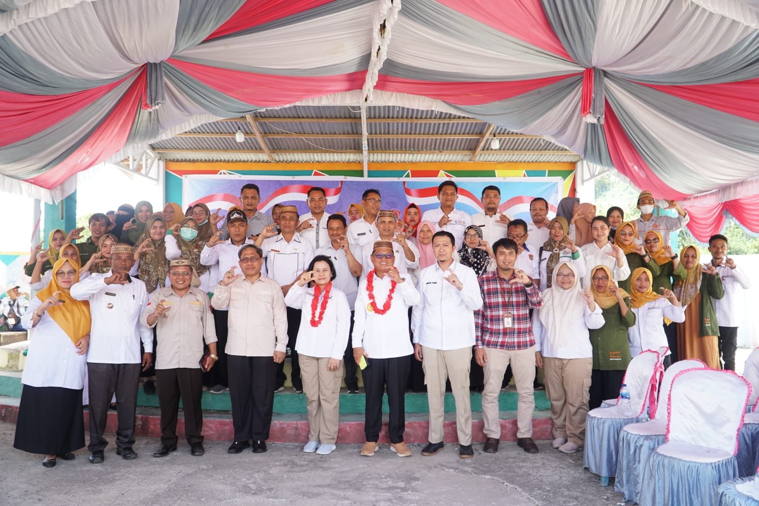 Bupati Gorontalo Utara Thariq Modanggu bersama Pemdes Buluwatu dan tim penilai lomba Desa pangan aman