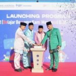 Sekda Gorontalo, Syukri Botutihe (kedua kanan), bersama Kepala Perwakilan BI, Dian Nugraha (kedua kiri), Kepala Dinas Dikbud, Rusli Nusi (kiri) dan Kepala BGP Eky A. Punu, menekan tombol yang menandai peluncuran program Bersinar-CBP Rupiah