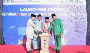 Sekda Gorontalo, Syukri Botutihe (kedua kanan), bersama Kepala Perwakilan BI, Dian Nugraha (kedua kiri), Kepala Dinas Dikbud, Rusli Nusi (kiri) dan Kepala BGP Eky A. Punu, menekan tombol yang menandai peluncuran program Bersinar-CBP Rupiah