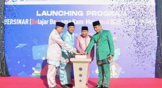 Sekda Gorontalo, Syukri Botutihe (kedua kanan), bersama Kepala Perwakilan BI, Dian Nugraha (kedua kiri), Kepala Dinas Dikbud, Rusli Nusi (kiri) dan Kepala BGP Eky A. Punu, menekan tombol yang menandai peluncuran program Bersinar-CBP Rupiah