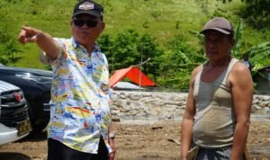 Bupati Thariq angsung mendatangi bukit Ilalang guna memastikan pekerjaan fasilitas pendukung bagi para atlet dan pengunjung paralayang