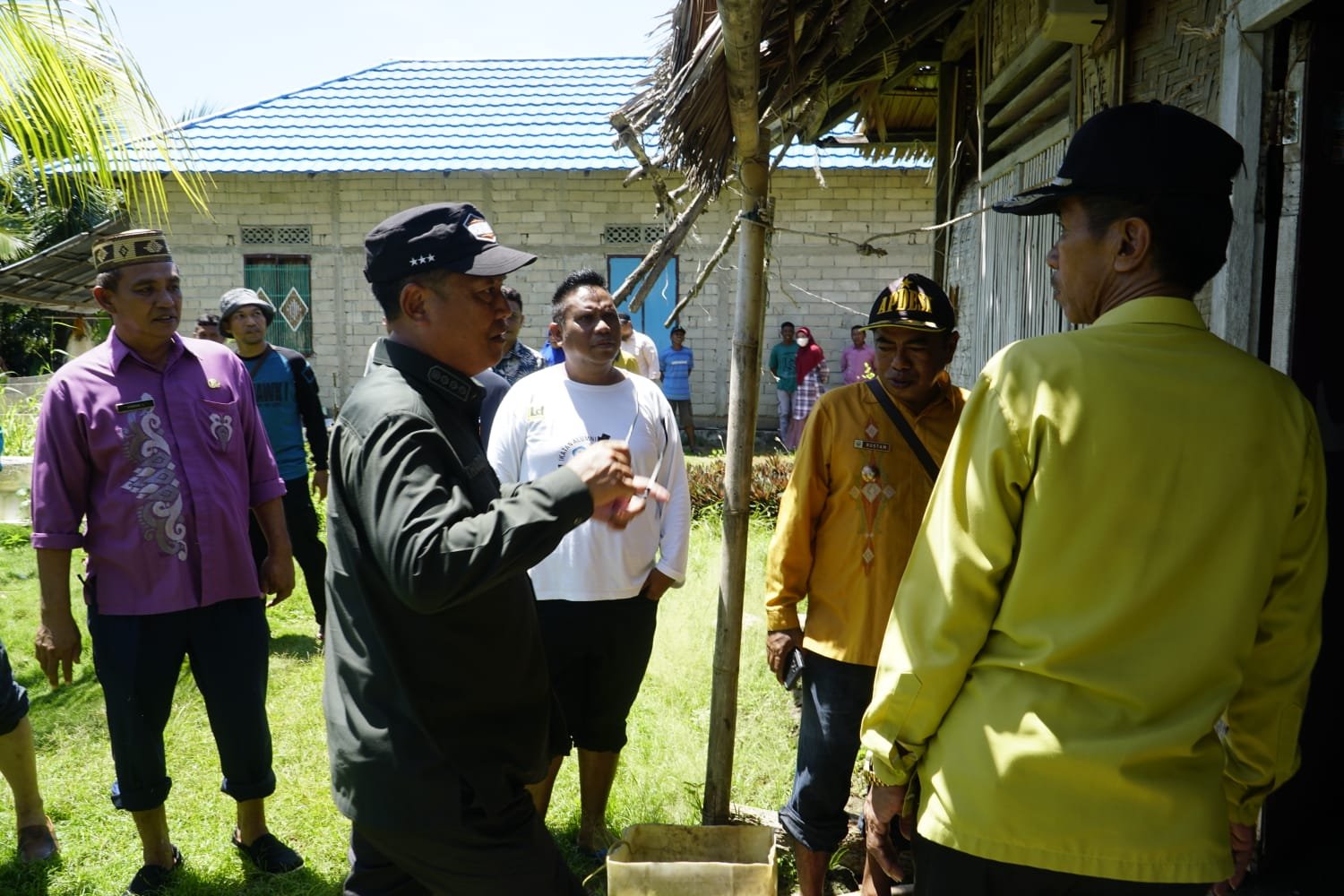 Bupati Gorontalo Utara Thariq Modanggu saat meninjau langsung rumah milik masyarakat miskin ekstrim