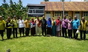 Bupati Gorontalo Utara Thariq Modanggu bersama para guru di SDN 15 Anggrek