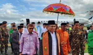 Prosesi adat Mopotilolo menyambut  Ketua Umum Pengurus Besar Nahdlatul Ulama (PBNU), K.H. Yahya Cholil Staquf berkunjung ke Provinisi Gorontalo