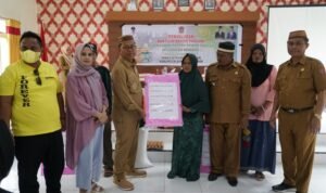 Bupati Gorontalo Utara Thariq Modanggu saat menyerahkan bantuan bahan pangan di kecamatan Monano (Foto: Humas)