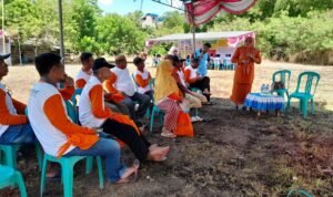 Kepala Dinas Pertanian Kabupaten Boalemo, Roslina Karim saat memberikan materai peraturan perizinan pestisida terbatas kepada peserta training of user pestisida
