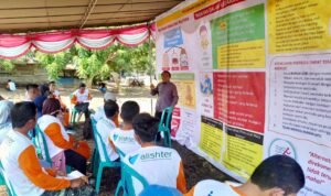 Pak Syamsul dari Dinas Kesehatan saat memberikan materi pencegahan keracunan pestisida dan prosedur pertolongan darurat kepada peserta training of user pestisida
