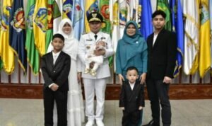 Penjabat Gubernur Gorontalo Ismail Pakaya dan istri Fima Agustina foto bersama dengan anak, menantu dan tiga cucunya usai mengikuti pelantikan di Gedung Sasana Bhakti Praja Kemendagri, Jakarta