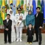 Penjabat Gubernur Gorontalo Ismail Pakaya dan istri Fima Agustina foto bersama dengan anak, menantu dan tiga cucunya usai mengikuti pelantikan di Gedung Sasana Bhakti Praja Kemendagri, Jakarta