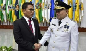 Hamka Hendra Noer memberi ucapan selamat kepada Penjagub Gorontalo Ismail Pakaya usai pelantikan di Gedung Sasana Bhakti Praja, Kemendagri, Jakarta