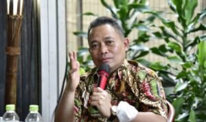 Penjagub Gorontalo Ismail Pakaya saat menggelar dialog dengan ratusan kades, BPD dan pejabat Pemkab Pohuwato di Hotel Balairung, Jakarta