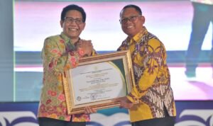 Bupati Thariq Modanggu saat menerima piagam penghargaan dari Kemendes PDT