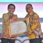 Bupati Thariq Modanggu saat menerima piagam penghargaan dari Kemendes PDT