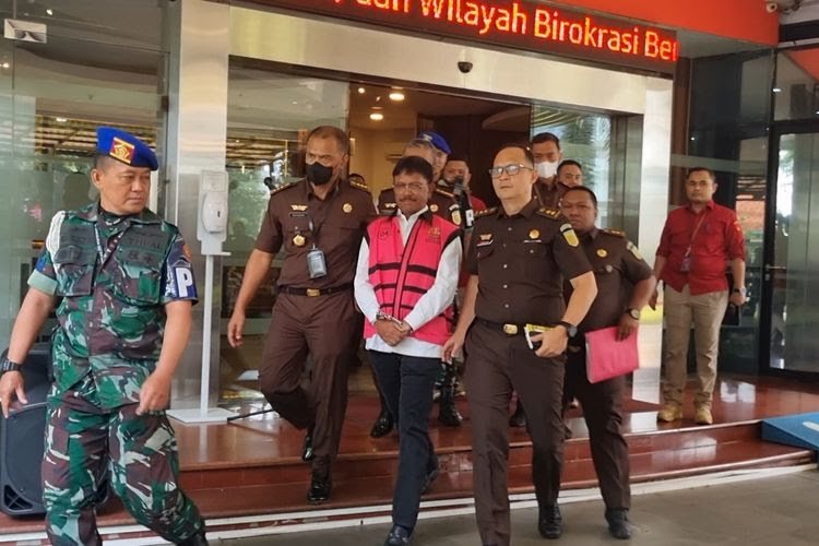 Menkominfo Johnny Plate mengenakan rompi tahanan kejaksaan agung (Foto: Kompas.com)