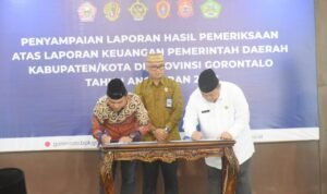 Penjabup Boalemo Hendriwan bersama Ketua DPRD Boalemo saat melakukan penandatanganan berita acara penerimaan hasil pemeriksaan LKPD Pemkab Boalemo dari BPK RI Perwakilan Provinsi Gorontalo