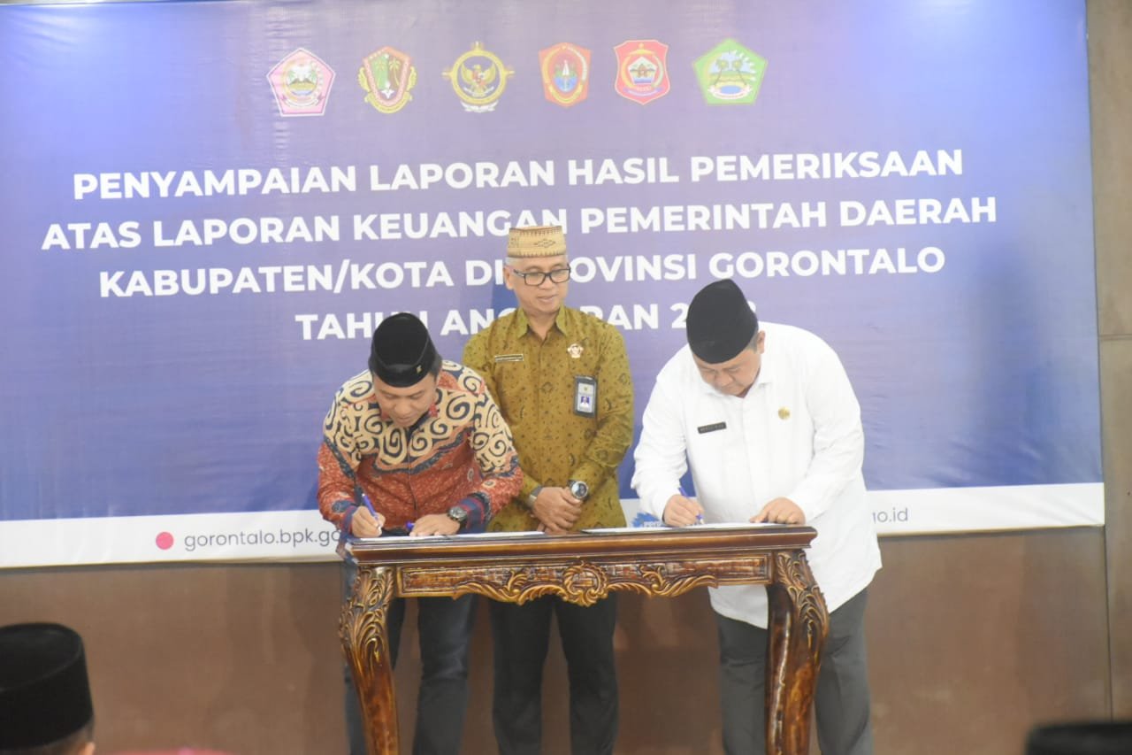 Penjabup Boalemo Hendriwan bersama Ketua DPRD Boalemo saat melakukan penandatanganan berita acara penerimaan hasil pemeriksaan LKPD Pemkab Boalemo dari BPK RI Perwakilan Provinsi Gorontalo