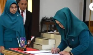 Penjabat Ketua Tim Penggerak Pemberdayaan Kesejahteraan Keluarga (TP PKK) Provinsi Gorontalo Fima Agustina saat melantik Penjabat Ketua TP-PKK Boalemo
