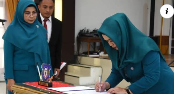 Penjabat Ketua Tim Penggerak Pemberdayaan Kesejahteraan Keluarga (TP PKK) Provinsi Gorontalo Fima Agustina saat melantik Penjabat Ketua TP-PKK Boalemo