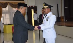 Penjagub Gorotalo Ismail Pakaya saat menyerahkan surat keputusan menteri dalam negeri terkait pelantikan Penjabup Boalemo Sherman Moridu