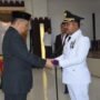 Penjagub Gorotalo Ismail Pakaya saat menyerahkan surat keputusan menteri dalam negeri terkait pelantikan Penjabup Boalemo Sherman Moridu