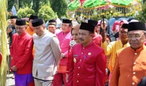 Penjabup Boalemo Sherman Moridu saat mengikuti prosesi adat Moloopu