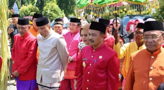 Penjabup Boalemo Sherman Moridu saat mengikuti prosesi adat Moloopu