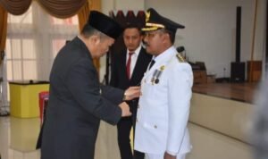 Penjagub Ismail Pakaya saat melantik Penjabup Boalemo Sherman Moridu