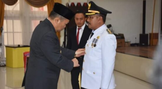 Penjagub Ismail Pakaya saat melantik Penjabup Boalemo Sherman Moridu
