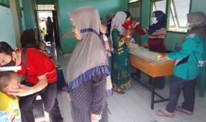 Nakes Puskesmas Berlian saat melaksanakan posyandu di Desa Mutiara
